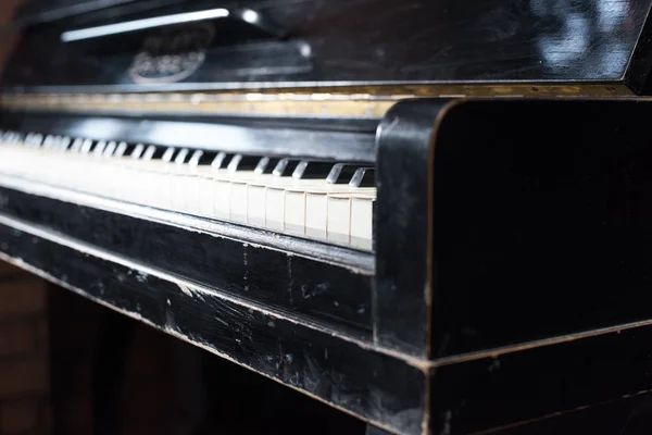 Old piano keyboard background with selective focus — Stock Photo, Image