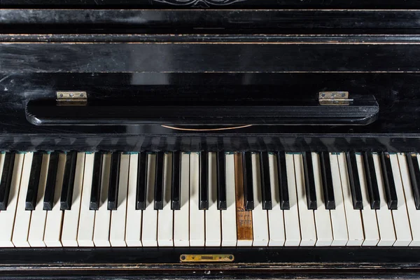 Teclado piano fondo enfoque selectivo blanco negro — Foto de Stock