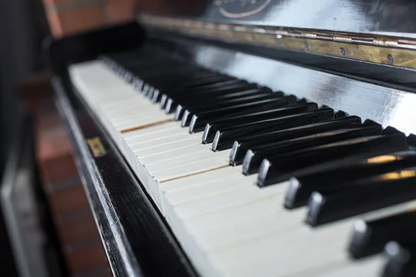 Old piano keyboard background with selective focus — Stock Photo, Image