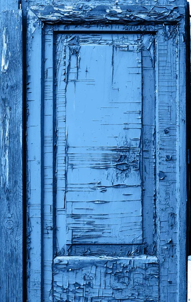 Kırık zümrüt rengi mavi boyalı eski kapı — Stok fotoğraf