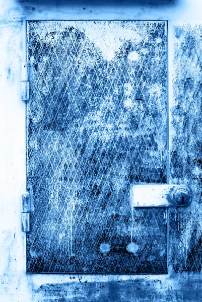Old Metall Rusty Door, Φόντο μπλε τάση — Φωτογραφία Αρχείου