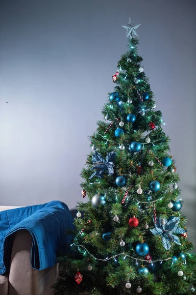 Boże Narodzenie choinka dekoracje zabawki kulki trend niebieski — Zdjęcie stockowe