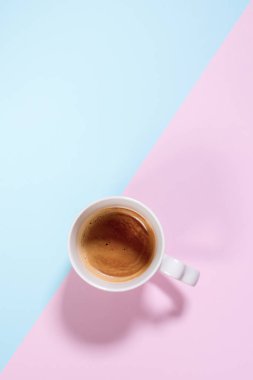 Taze bir fincan espresso, sütlü ve pastel üzerine kahve.