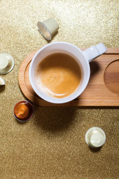 Frische Tasse Espresso-Kaffee mit Milchnahrungskonzept — Stockfoto