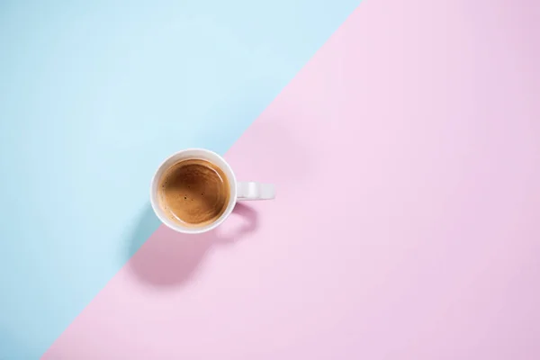 Свежий кофе с молоком на пастели — стоковое фото