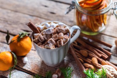 Marshmallow tarçınlı beyaz bir bardak sıcak içecek.