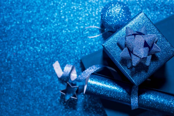 Brillante Año Nuevo pelotas de juguete cajas de destellos azules —  Fotos de Stock
