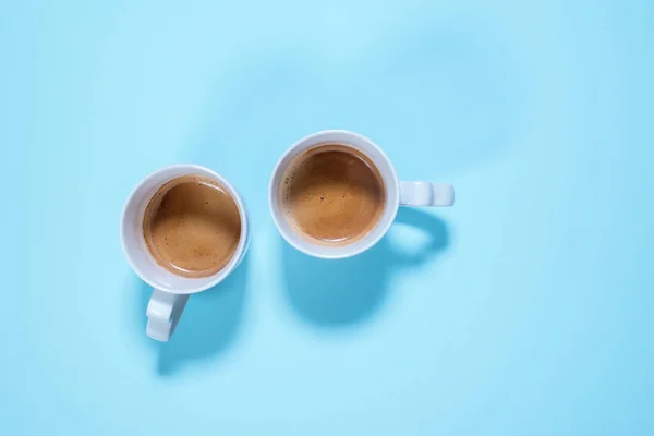 Свежие Две Чашки Кофе Капучино Молоком Пастельно Голубой Цвет Питание — стоковое фото