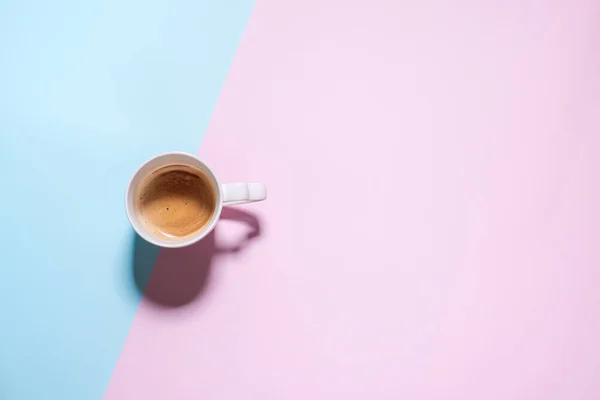 Одна Чашка Кофе Эспрессо Молоком Столе Голубого Розового Цвета Питание — стоковое фото