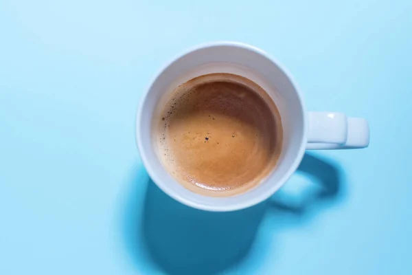 Одна Чашка Кофе Капучино Молоком Пасту Голубого Цвета Питание Вид — стоковое фото