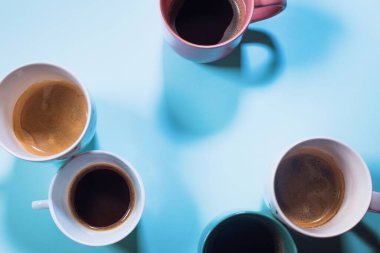 Pastel mavisi sütlü farklı grup kahve fincanları. Yemek arkaplanı. Üst Manzara. Düz yatıyordu. Minimalizm