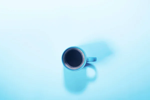 Один Стакан Кофе Молоком Пасте Голубого Цвета Питание Вид Сверху — стоковое фото