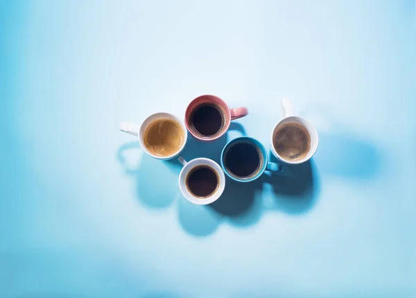 Различные Свежие Чашки Кофе Молоком Пастельно Голубого Цвета Питание Вид — стоковое фото