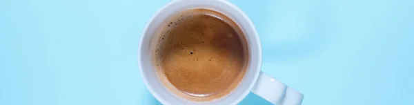 Одна Чашка Кофе Капучино Молоком Пасту Голубого Цвета Питание Вид — стоковое фото