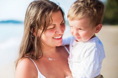Beyaz elbiseli genç bir aile Tayland 'a seyahat eder ve çok eğlenir. Güzel anne ve oğul yaz tatilinde sahilde.