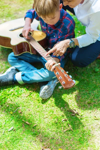 Glücklicher Junge Karierten Hemd Mit Lehrer Lernt Auf Einer Gitarre — Stockfoto