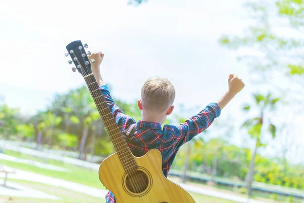 Glücklicher Junge Karierten Hemd Mit Gitarre Ist Glücklich Park Musikunterricht — Stockfoto