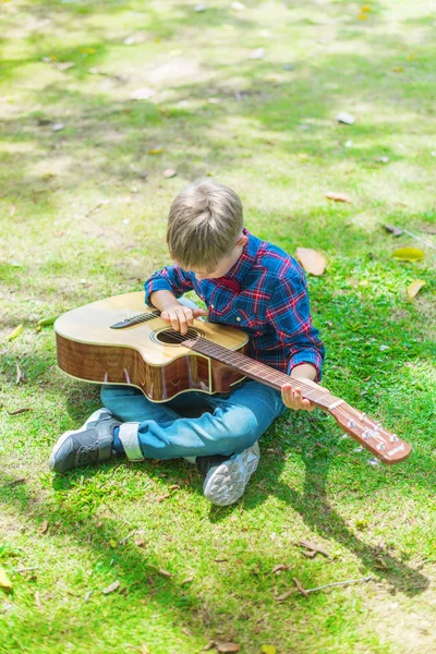 Glücklicher Junge Karierten Hemd Spielt Auf Einer Gitarre Park Auf — Stockfoto