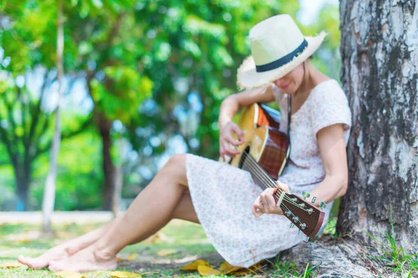 Glückliches Hippie Mädchen Mit Strohhut Das Park Auf Einer Gitarre — Stockfoto