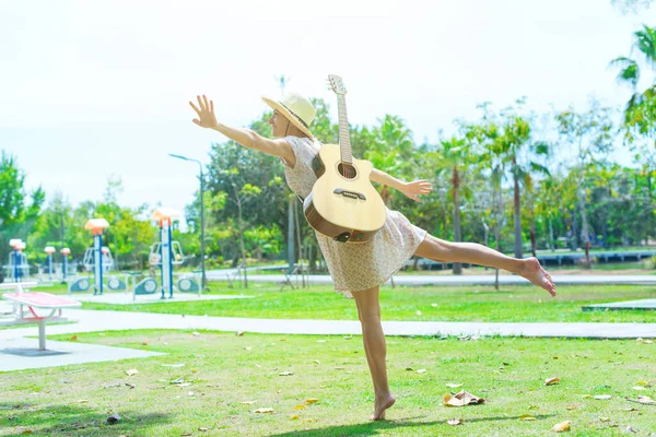 Glückliche Hippie Mädchen Haben Spaß Und Tanzen Mit Ihrer Gitarre — Stockfoto