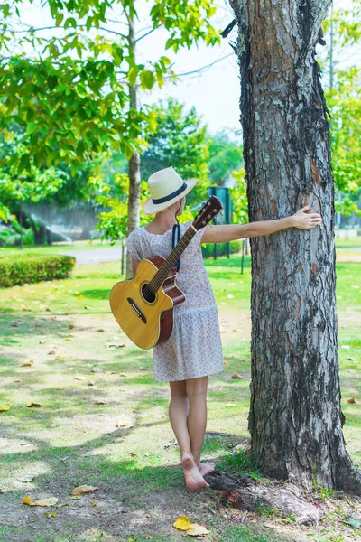 Glückliches Hippie Mädchen Mit Strohhut Das Neben Baum Mit Gitarre — Stockfoto
