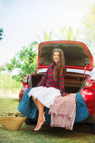 Молода Щаслива Жінка Білому Одязі Сидить Пікніку Відкритому Багажнику Красиві — стокове фото
