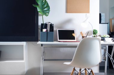 Bilgisayarlı, sandalyeli, beyaz bir iş yeri. Memlekette. Karantina süresince evde kalıp çevrimiçi çalışacaksın. Online eğitim. Kriz