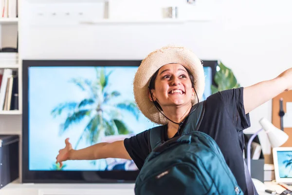 Junge Asiatische Touristin Mit Rucksack Hut Reisen Ohne Hause Bleiben — Stockfoto