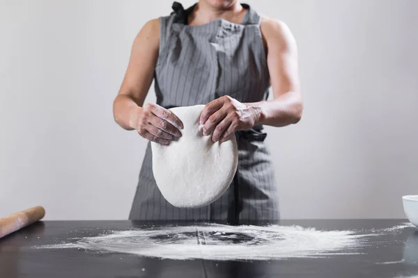 Fazendo Massa Por Mãos Femininas Casa Segurar Massa Preparação Pastelaria — Fotografia de Stock