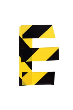 Sarı ve siyah uyarı bandından gelen E harfi beyaz arka planda izole edilmiş. Dikkat hatları. Tehlike ve yapışkan bant riski. Polis şeridi hattı. Sanayi koruması