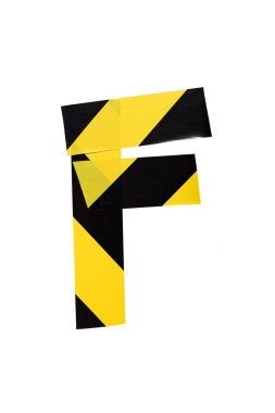 Sarı ve siyah uyarı bandından gelen F harfi beyaz arka planda izole edilmiş. Dikkat hatları. Tehlike ve yapışkan bant riski. Polis şeridi hattı. Sanayi koruması