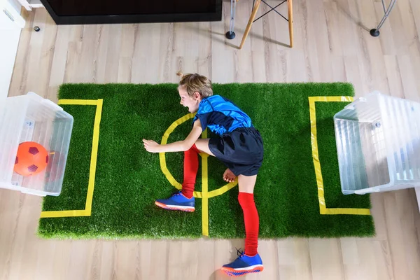 Niño Imitando Jugar Fútbol Campo Verde Cerca Pantalla Televisión Casa —  Fotos de Stock