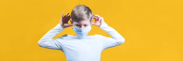 Kleiner Kaukasischer Junge Trägt Schutzmaske Konzept Selbsthilfe Coronavirus Covid Und — Stockfoto