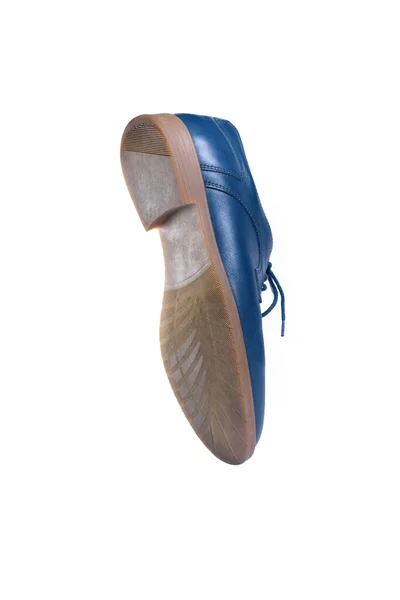 古典的なダークブルーの革の靴を遠近感と影のない白の背景に隔離された 物体の飛行 空気中の概念浮揚 — ストック写真