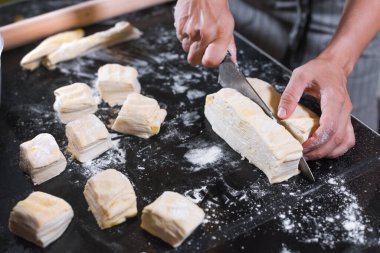 Eller, masada sert puf böreklerini küp şeklinde kesiyor. Özbek sambası pişirmek için yüksek lisans. Orta Asya mutfağı. Ev yapımı yemek..