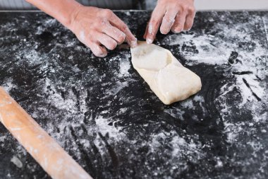 Evde pişen turta için çiğ puf böreği doldurulmuş eti katlayan kadın eller. Özbek samsa hazırlanıyor. Asya mutfağı. Ev yapımı fırın..