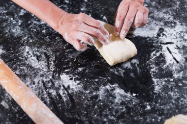 Evde pişen turta için çiğ puf böreği doldurulmuş eti katlayan kadın eller. Özbek samsa hazırlanıyor. Asya mutfağı. Ev yapımı fırın..