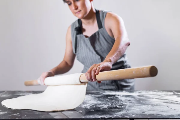 Young Woman Rolling Dough Long Pin Home Preparation Pastry Samsa — Stock Photo, Image