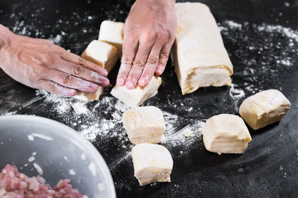 Mãos Femininas Alongando Massa Folhada Para Cozinhar Torta Casa Preparação — Fotografia de Stock