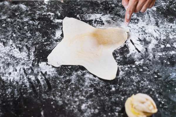 Dişi Dolmaları Evde Masada Kıymalı Börek Kıymalı Börek Yapımı Özbek — Stok fotoğraf