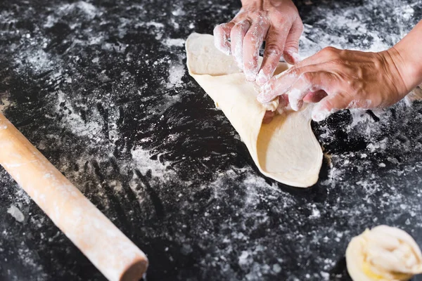 女性の手は家でのパイ調理のために生のパイ生地を詰め肉を折る ウズベク語の同音異義語 アジア料理 自家製パン屋 — ストック写真