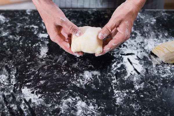 女性の手は家でのパイ調理のために生のパイ生地を詰め肉を折る ウズベク語の同音異義語 アジア料理 自家製パン屋 — ストック写真