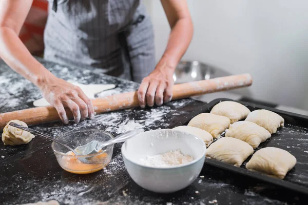 Jovem Mulher Rolando Massa Com Pino Longo Casa Preparação Pastelaria — Fotografia de Stock