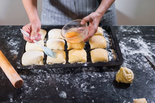 Chef Mão Manchando Pasties Samsa Com Gema Ovo Antes Colocar — Fotografia de Stock