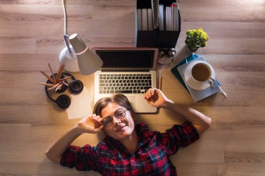 Mutlu kadın yerde yatıyor ve evdeki bilgisayarda çalışıyor. Karantina sırasında çalışan iş kadını. Kendini soyutlama. Ağ kurmak. Online eğitim. Coronavirus. Üst görünüm