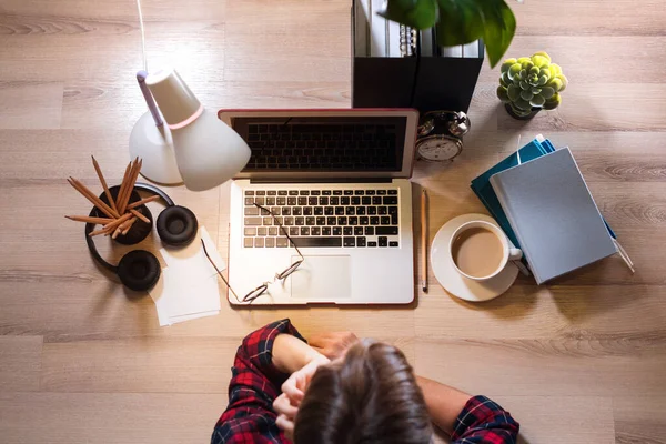 Mujer Está Tumbada Suelo Trabajando Computadora Forma Remota Casa Empresaria —  Fotos de Stock