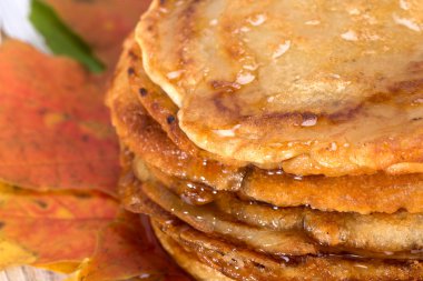 Krep ile akçaağaç şurubu üzerinde çok renkli sonbahar yaprakları