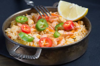 Kızarmış pirinç, karides ve sebzeli.