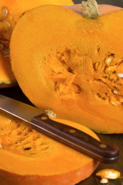 Olgun kabak yarım kesilmiş