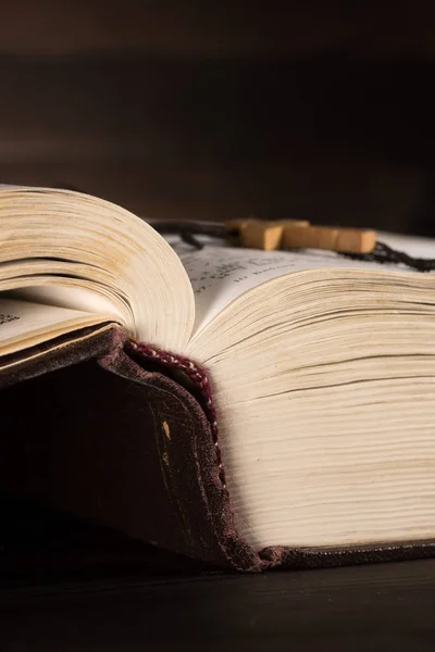 De oude open boek - de Bijbel — Stockfoto